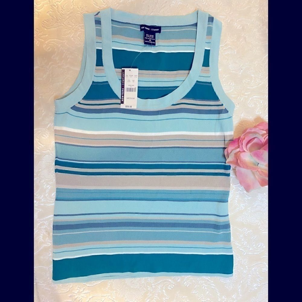 🛍️New York & Company Scoop Neck colored Ribbed Top Size: Medium 🎀